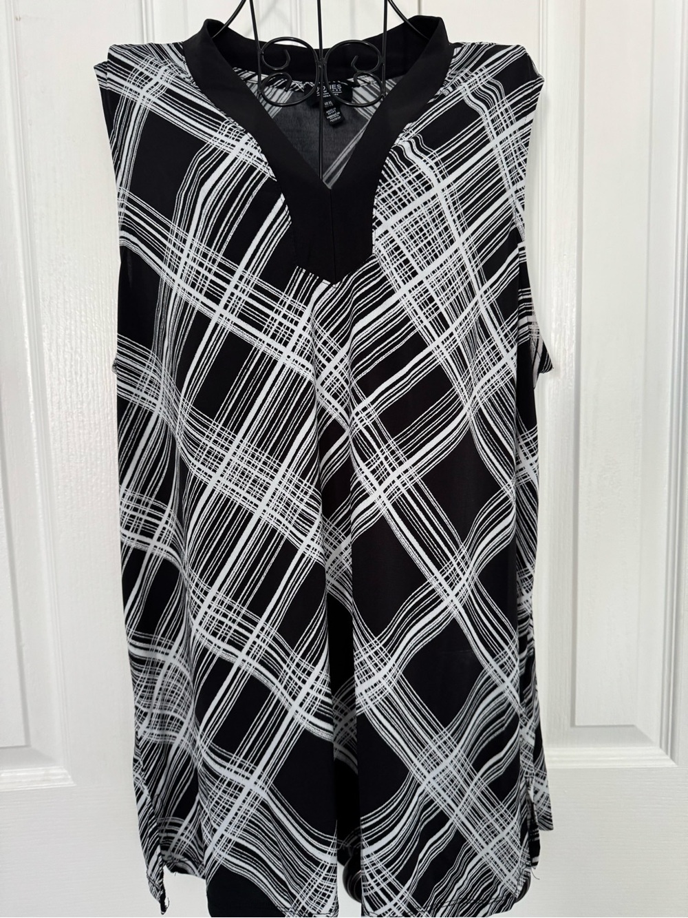Jones New York Black and White Plaid Sleeveless V-Neck Camisole